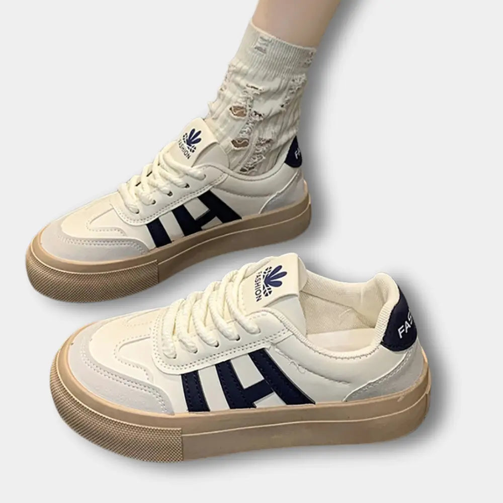 Klassischer Hochwertiger Sneaker mit seitlichen Details für Damen | Nina -2
